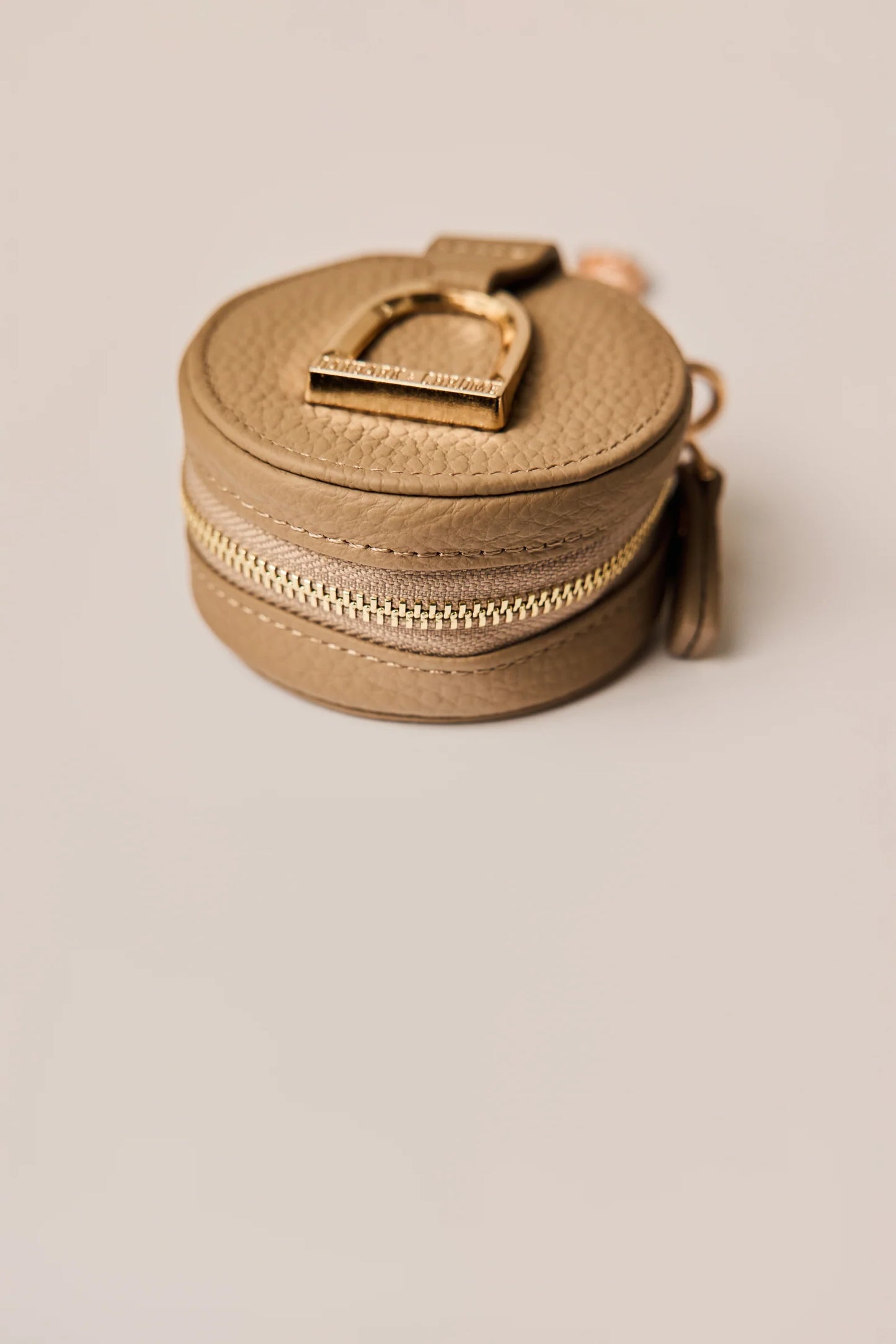 Oakbark & Chrome Stirrup Accessory Keeper